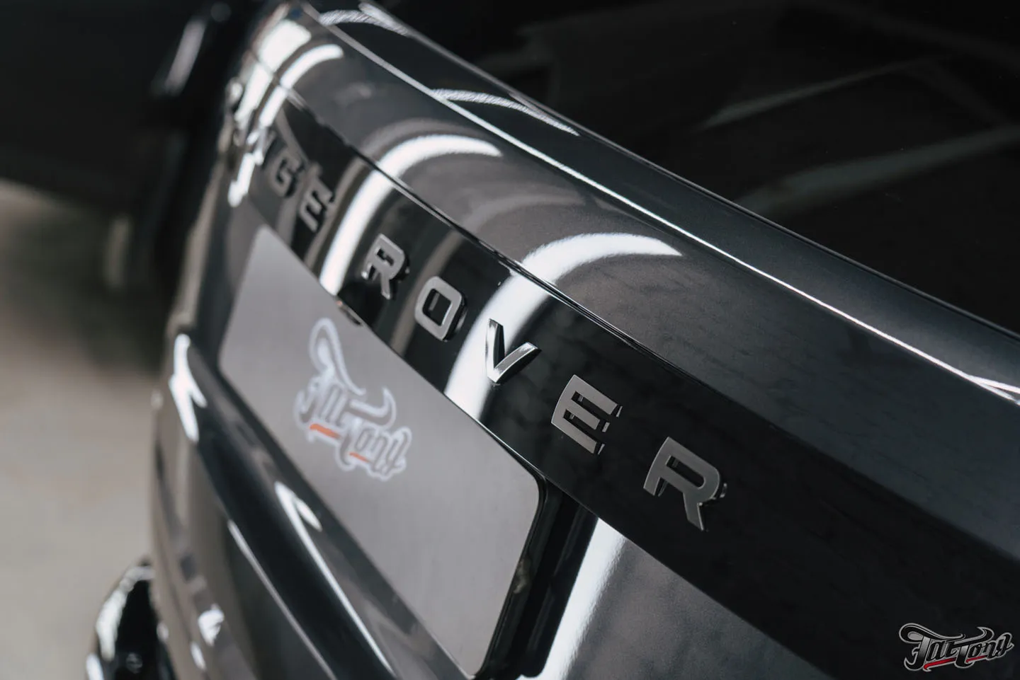 Защитили Range Rover Autobiography прозрачным глянцевым полиуретаном и оклеили панель и экран в салоне